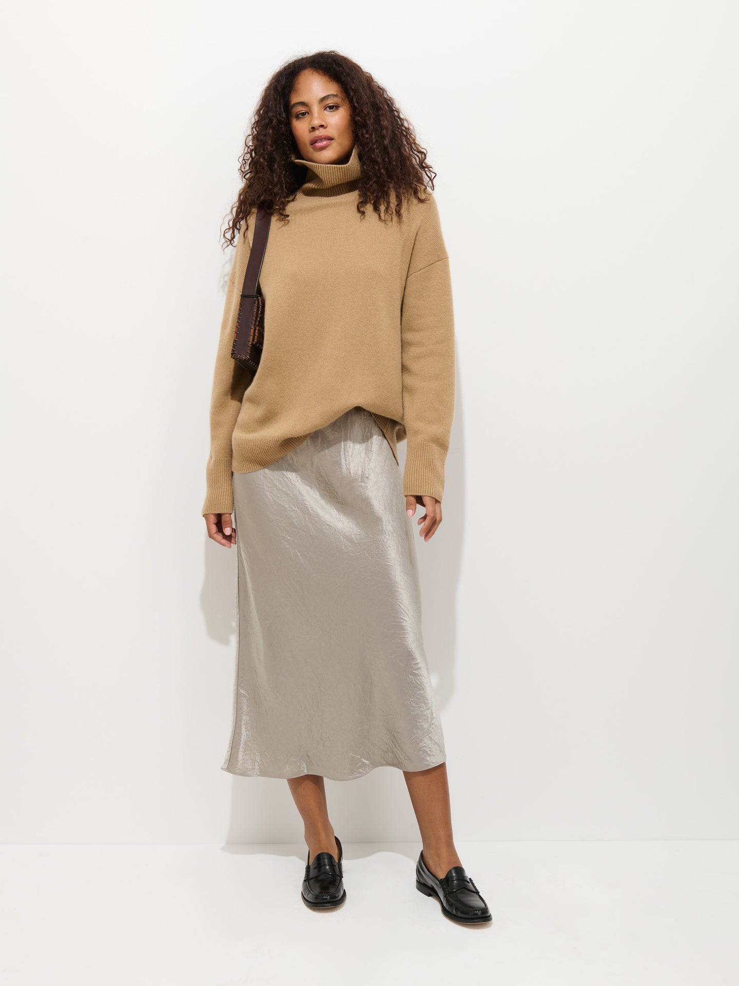 The Maisie Turtleneck Sweater in Cashmere - Light Camel
