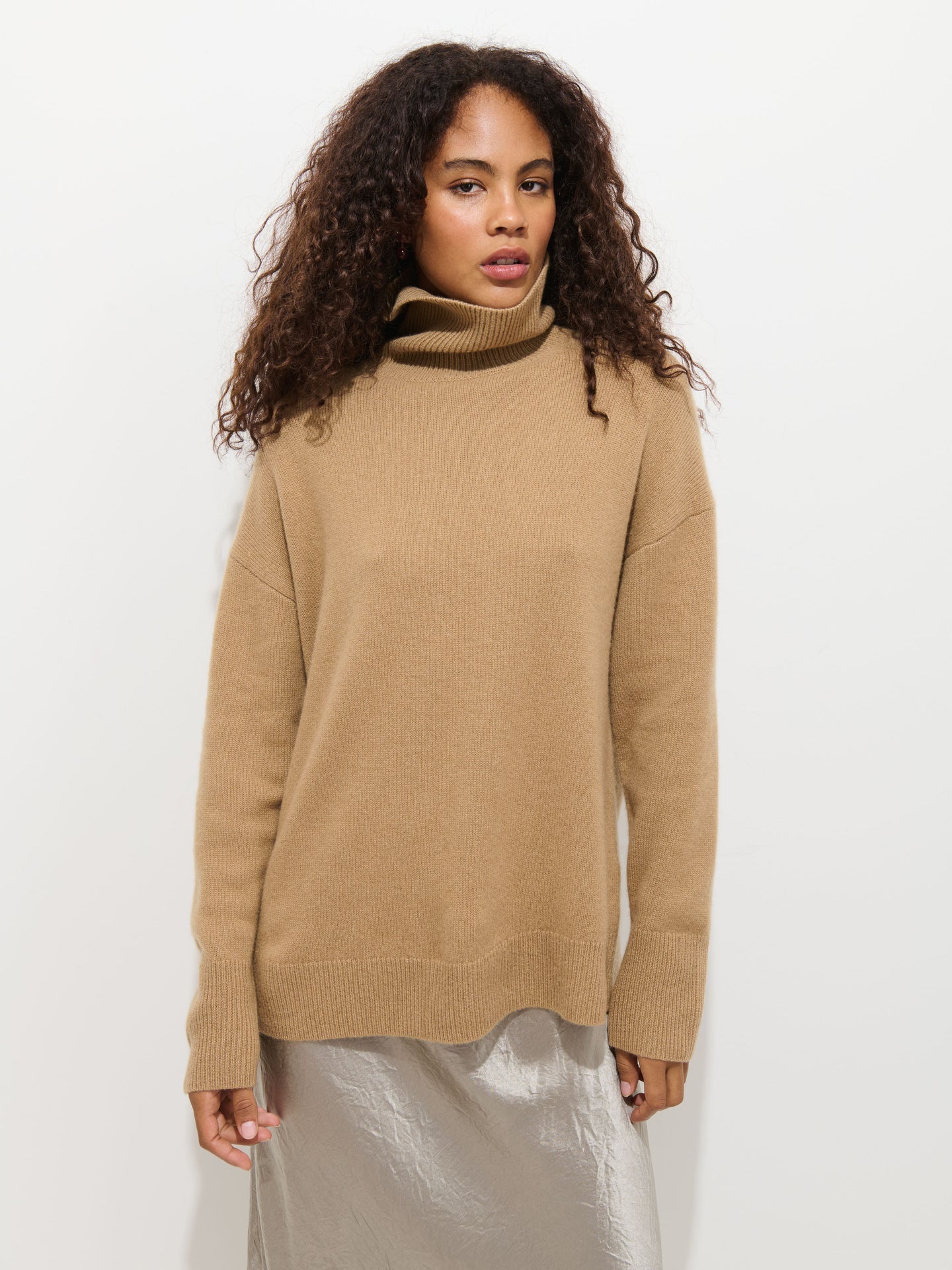 The Maisie Turtleneck Sweater in Cashmere - Light Camel